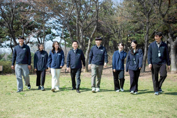 김성훈 인천환경공단 이사장과 MZ세대 직원들이 간담회를 하고 있다.
