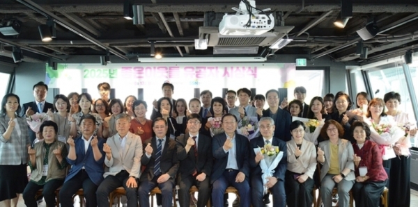 2025년 '좋은이웃들'유공자 시상식이 끝난후 수상자들이 기념촬영을 하고 있다.(사진제공=한국사회복지협의회)