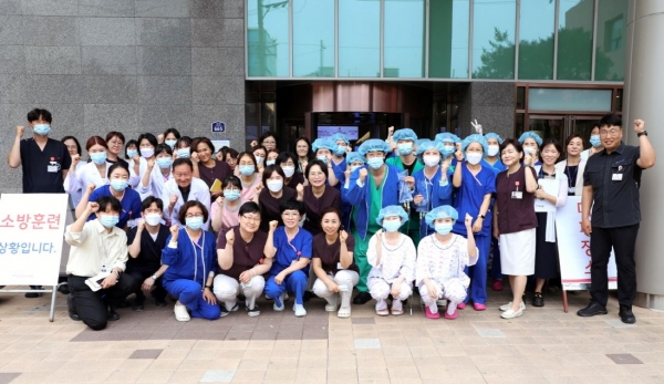 한림대학교강남성심병원 환자안전 소방훈련 기념촬영 모습.