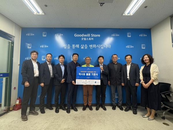 해양환경공단은 17일 사회적 기업인 굿윌스토어 밀알송파점에서 송파구 환경․사회․지배구조(ESG)경영 협의체 7개 공공기관과 함께 재사용 가능 물품을 기부했다.