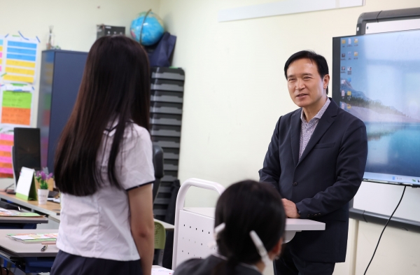 임태희 경기도교육감이 6월 17일 안산글로벌청소년센터에서 다문화학생들과 이야기를 나누고 있다.