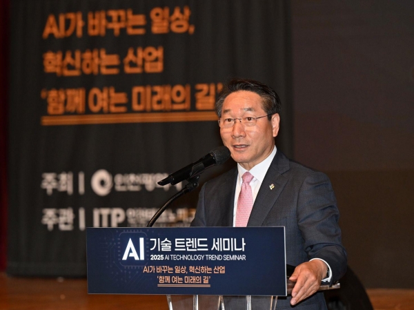 유정복 인천광역시장이 16일 갯벌타워에서 열린 'AI 기술 트랜드 세미나'에서 인사말을 하고 있다.