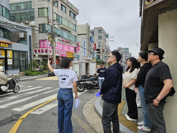 서울 연희동 상권을 투어하며 상권 분석을 실습하고 있다.(사진제공=인천대학교)