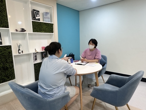 ▲ 1대1 맞춤형 개인 상담하는 모습 [사진= 성동구 제공]