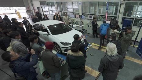 제18차 국제자동차검사위원회(CITA) 아시아 컨퍼런스(2024.11, 한국 동탄자동차검사소)에서 일본 국토교통성, CITA 회장 등 국제 전문가가 참석한 가운데 TS 자동차검사 연구진이 전기차 검사장비, 소프트웨어 업데이트 검사를 시연하는 모습