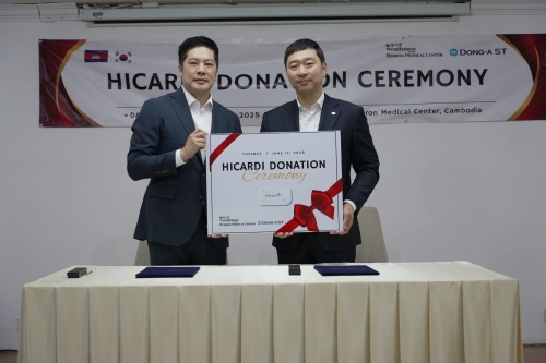 하이카디 지원 업무 협약식에서 정재훈 동아에스티 사장(사진 오른쪽)과 진은경 헤브론의료원 상임이사가 기념 사진을 촬영하고 있다.