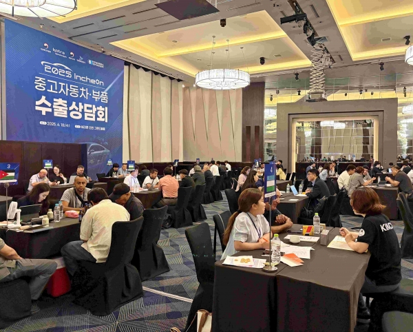 2025 인천 중고자동차-부품 수출상담회에서 중소기업 수출 상담이 진행되고 있다.(사진 제공 = 인천항만공사)