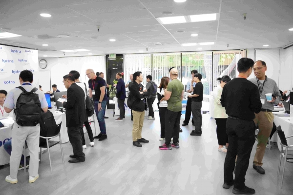 KOTRA는 IBK기업은행, 한국자동차연구원과 함께 17일부터 18일까지 이틀간 미국 실리콘밸리에서 '2025 실리콘밸리 미래 모빌리티 수퍼커넥트'를 개최한다. 참가 기업이 현지 바이어와 상담 및 네트워킹을 진행하고 있다.
