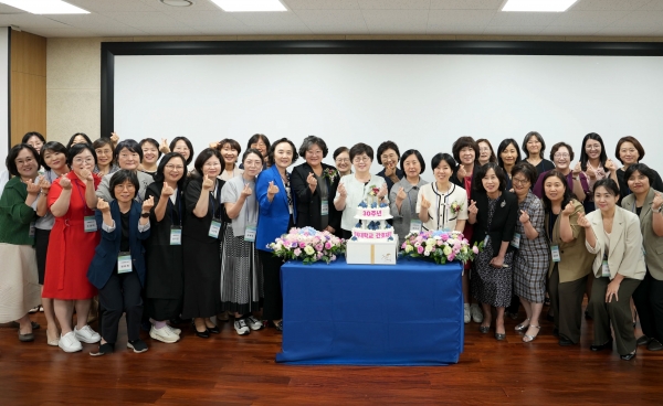 경복대학교 간호학과 30주년 홈커밍데이 참석자 단체 촬영 모습 (사진제공=경복대학교)