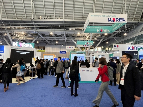 KOTRA는 6월 16일부터 19일까지 미국 보스턴에서 열린 '미국 바이오 전시회(BIO International Convention 2025)'에 참가해, 역대 최대 규모의 통합한국관을 운영했다. 전시장에 조성된 한국관의 모습.