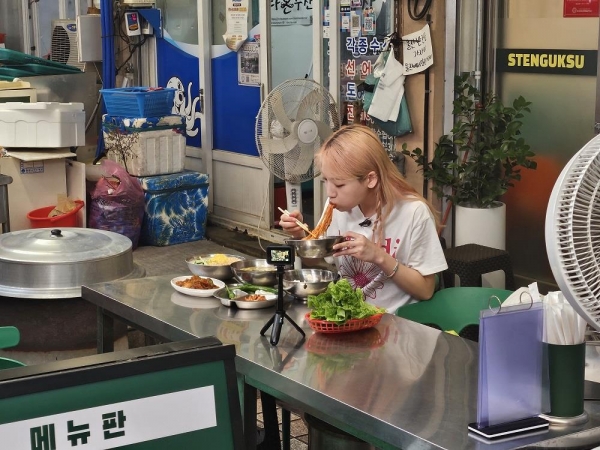 6월 17일 유튜브 크리에이터 히밥이 안동시 재래시장에서 지역 방문을 촉진하기 위한 먹방을 촬영하고 있다.(사진제공=한국수자원공사)