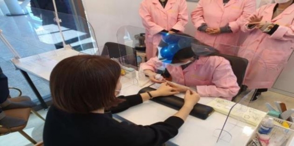 철도이용객이 섬섬옥수에서 네일케어 서비스를 받고 있는 모습