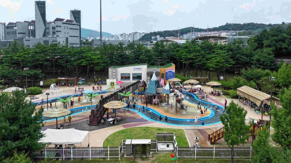 성남시 분당구 삼평동 화랑공원 내 물놀이장