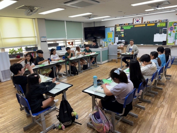 인천시교육청(교육감 도성훈)은 6월 17일부터 12월 12일까지 강화교육발전특구 사업의 일환으로 '독서토론 기반 에코스마트팜 캠프'를 운영하고 있다.