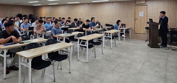 한국해양진흥공사 해양산업정보센터 박종연 센터장이 참석 패널들에게 인사말을 하고 있다.
