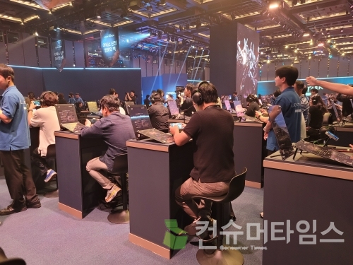 취재진이 현장에서 게임을 플레이하는 모습. 사진=곽민구 기자