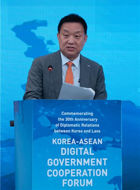한-아세안 디지털정부 협력포럼에서 개회사를 하고 있는 한국지능정보사회진흥원(NIA) 황종성 원장