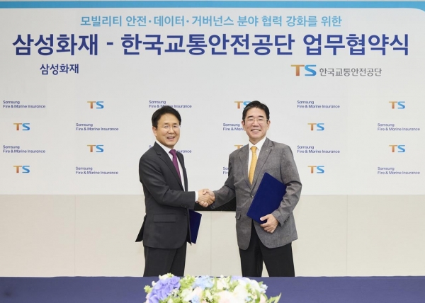 한국교통안전공단은 삼성화재해상보험주식회사와 함께 19일 삼성화재 본사(서울 강남구 서초동)에서 모빌리티 및 교통안전 부문 상호협력을 위한 업무협약을 체결했다. 한국교통안전공단 정용식 이사장(오른쪽)과 삼성화재 이문화 대표이사 사장(왼쪽)이 기념사진을 찍고 있는 모습.