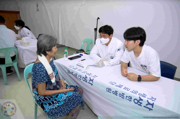 신민식 자생의료재단 사회공헌위원장이 필리핀 한국전 참전용사 가족을 진료하고 있다.(사진제공=자생한방병원)