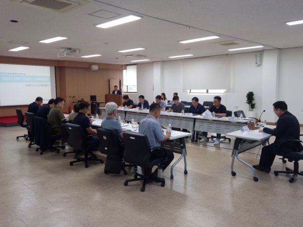 인천환경공단 김성훈 이사장과 임직원들이 온실가스 감축위원회 회의를 하고 있다.