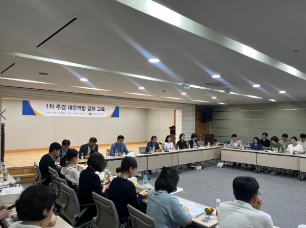 19일 소상공인시장진흥공단은 대전 공단본부에서 2025년 제1차 추경의 집행을 위한 전국 단위 점검 회의를 개최했다. 인사말을 하고 있는 박성효 이사장(단상 앞 왼쪽에서 네 번째)