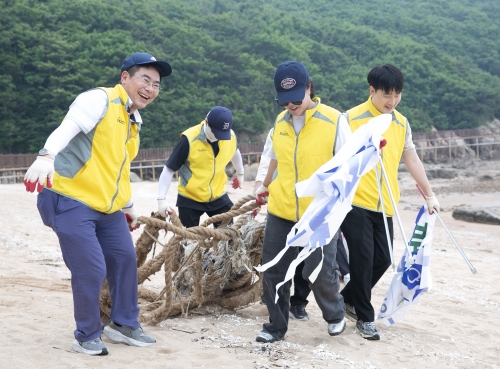 동서식품, 인천 무의도서 해변 플로깅 봉사활동 진행