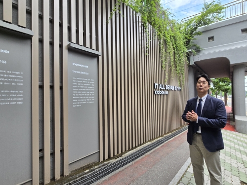 임영환 교촌에프앤비 전략스토어팀 팀장이 '교촌1991로'에 마련된 교촌 역사문화로드 구역에 대해 설명하고 있다. [사진 = 안솔지 기자]