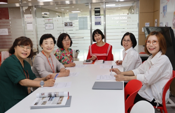 (왼쪽부터) 전옥진, 조영옥, 황의녀, 편성혜(조교), 김현순, 이수정 동문. 이들은 성인학습자의 대학생활을 지원하는 '시니어 디지털 튜터'로 활동한다. (사진제공=재능대학교)