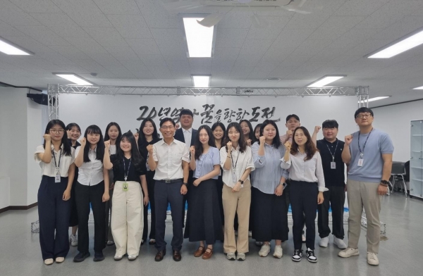 코레일테크 류영수 대표이사(맨 앞줄 왼쪽에서 4번째)와 신규직원 멘토링 프로그램 참여 멘토, 멘티 직원들이 최종 발표회를 마치고 단체 촬영을 하고 있다.