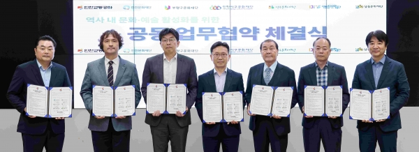 인천교통공사 본사tj 공사 사장(가운데)을 비롯한 참석자 단체촬영 모습.