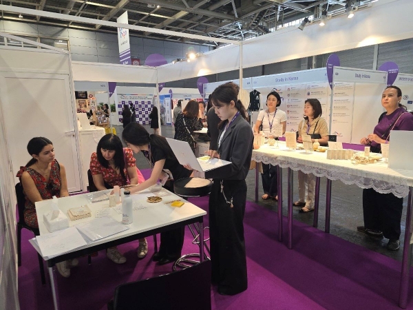 파리 코리아 엑스포 2025(2025 Korea Expo in Paris)에 참가한 인하대 GTEP 사업단 소속 김예림, 임채선 학생이 수출 상담 지원·홍보 등을 펼치고 있다.