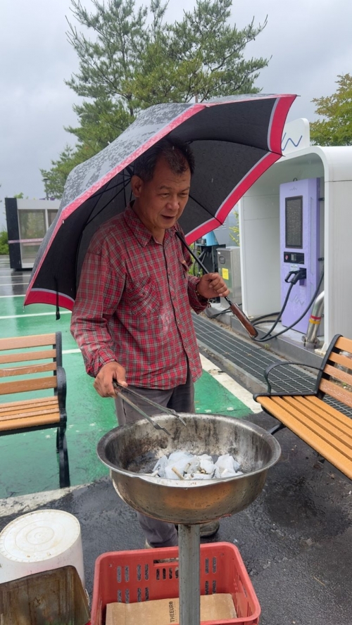 쓰레기를 줍고는 대경대 이치균 교수
