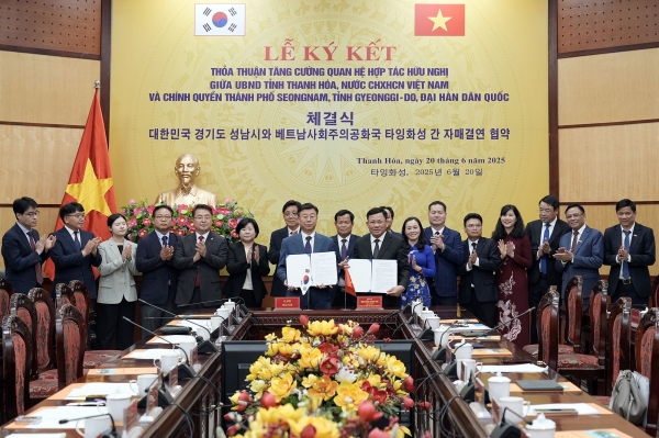 신상진 성남시장과 베트남 타잉화성 인민위원회 응우옌 반 티 상임부성장이 타잉화성 인민위원회 청사에서 자매결연 협약식을 개최하고 있다.