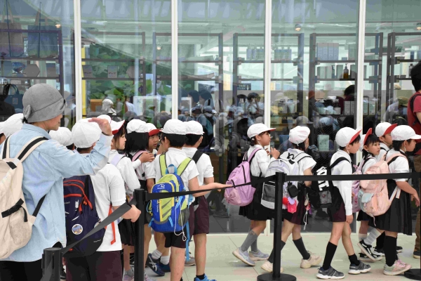 오사카엑스포 한국관 관람을 위해 꼬마 관람객들이 입장하고 있다.