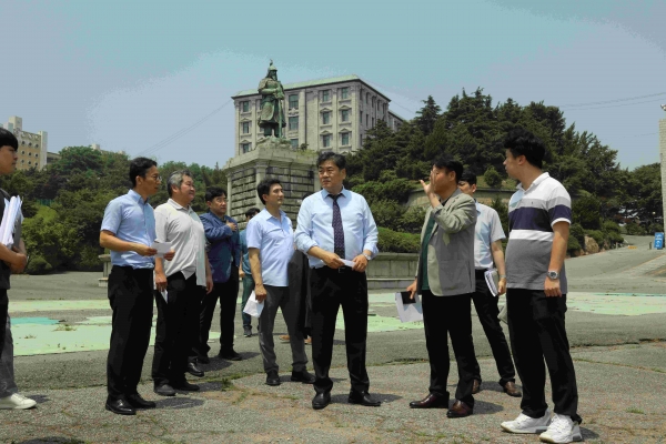 인천대학교(총장 이인재)는 6월 23일 신임 총장이 제물포캠퍼스를 공식 현장 점검하고 캠퍼스 전반의 시설 현황을 확인하며 노후시설 정비와 안전관리 강화, 그리고 향후 개발계획의 내실 있는 추진을 당부했다고 밝혔다.