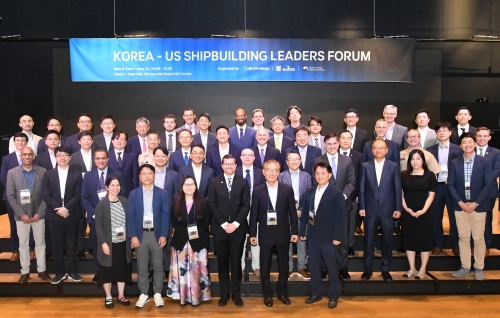 ▲ 24일 경기도 성남시 판교 HD현대 글로벌R&D센터에서 열린 '한·미 조선협력 전문가 포럼(Korea-US Shipbuilding Leaders Forum)'에서 양국 정부 관계자 및 조선·해양 분야 전문가들이 단체 기념촬영을 하고 있다. [사진= HD현대 제공]