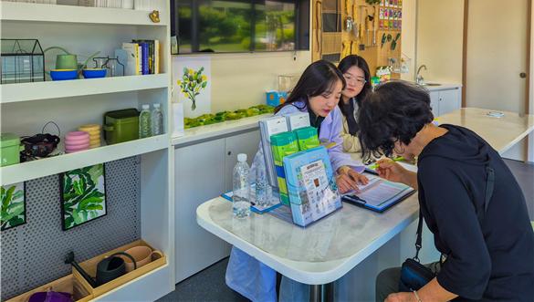 한국수목원정원관리원 직원들이 6월 23일 충남 태안군 신진도 일원을 찾아 도서지역 주민들을 대상으로 반려식물 상담서비스를 제공하고 있다.