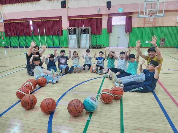 인천시교육청(교육감 도성훈)은 23일부터 26일까지 4일간, 연평초등 학교에서 대한민국 여자농구의 전설 유영주 前 국가대표 선수가 스포츠전문 강사로 참여하는 '1·1·1 스포츠 프로젝트'수업을 운영한다.