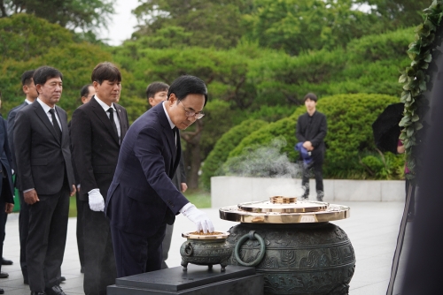 ▲ 이용배 현대로템 대표이사가 25일 국립서울현충원 현충탑에서 순국선열 및 호국 영령에분향하고 있다. [사진= 현대로템 제공]