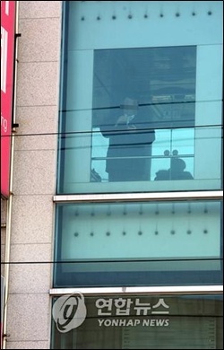 갑작스런 정전으로 엘리베이터 안에 갇힌 한 남성(자료사진)