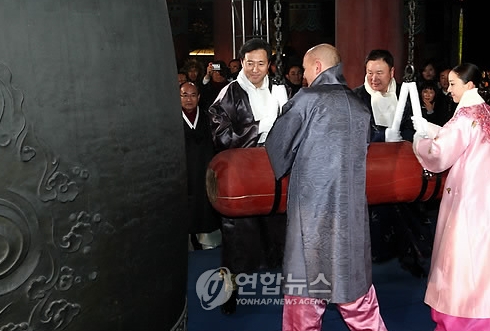 1일 오전 종로 보신각에서 타종식이 열린 가운데 오세훈 서울시장, 허정무 월무컵 축구 국가대표팀 감독, 탤런트 박은혜, 국제산업디자인단체협의회 마크 브라이텐버그 회장이 타종을 하고있다.