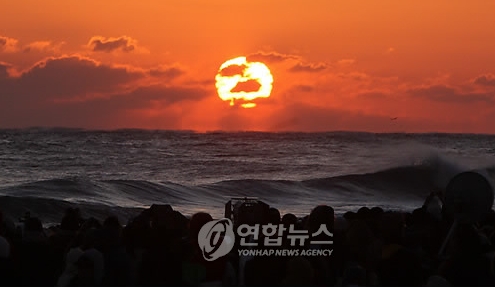 강원 강릉시 경포 앞바다에서 경인년 새해 첫 일출이 붉게 솟아 오르고 있다.