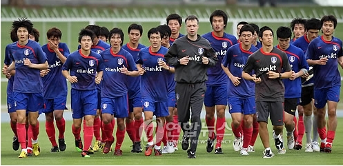2010 남아프리카공화국 월드컵을 6개월여 앞두고 전지훈련을 위해 남아공에 입성한 축구대표팀이 6일 오전(한국시간) 루스텐버그 올림피아파크 스타디움에서 가진 첫날 훈련에서 달리기로 몸을 풀고 있다