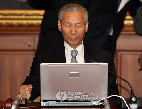 8일 오전 기획재정부 허경욱 제1차관이 참석한 가운데 열린 한국은행 금융통화위원회에서 이성태 한은총재가 주먹을 쥐고 굳은 표정으로 앉아 있다. 한편 한은 노조는 기획재정부가 이 회의에 정례적으로 참석한다고 밝힌 것과 관련 이날 한은 정문에서 집회를 열고 허 차관의 차량을 잠시 막았었다