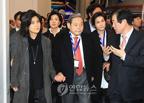 이건희 전 삼성그룹 회장 일가족이 9일(현지시간) 미국 라스베이거스의 가전전시회(CES 2010)를 찾아 최지성 삼성전자 사장의 안내로 전시장을 참관하고 있다