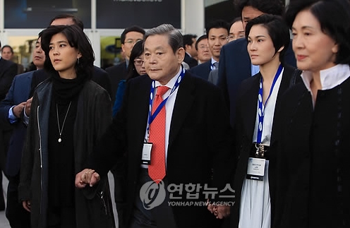 이건희 전 삼성그룹 회장이 9일(현지시간) 미국 라스베이거스의 가전전시회(CES 2010)를 찾아 가족과 함께 전시장을 참관하고 있다. 왼쪽부터 이부진 호텔신라 전무(장녀), 이 전 회장, 이서현 제일모직 전무(차녀), 부인 홍라희 삼성미술관장.