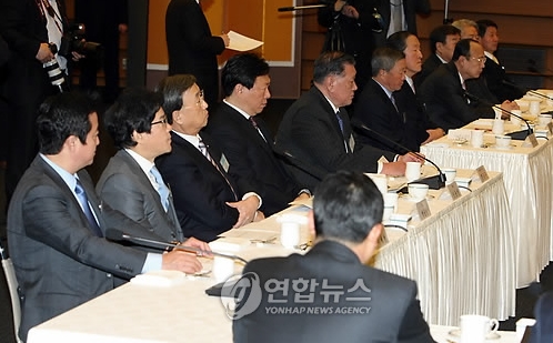 15일 오전 대한상공회의소에서 이명박 대통령 초청 30대그룹 간담회에 참석한 회장들이 이 대통령의 인사말을 듣고 있다. 왼쪽부터 이웅열 코오롱 회장, 이재현 CJ회장, 박용현 두산회장, 신동빈 롯데부회장, 정몽구 현대차회장, 구본무 LG회장, 허창수 GS회장, 김승연 한화회장, 김준기 동부회장, 현재현 동양회장, 구학서 신세계회장.