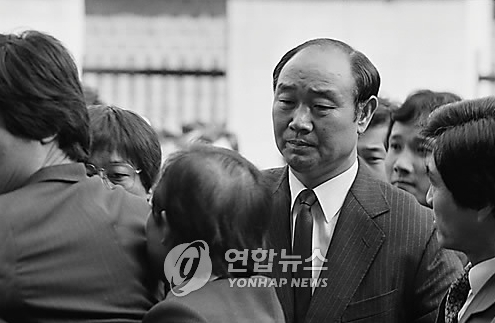공금 횡령 등의 의혹으로 1988년 3월 검찰에 소환될 당시의 전경환 씨 모습.