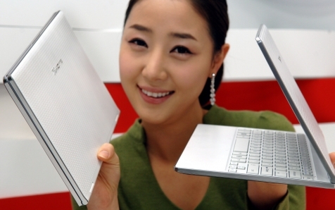 두께 17.5mm 무게 970g의 LG전자 초슬림/초경량 노트북 'X300'. 스카치테입으로 벽에 붙일 수 있을 정도로 얇고 가벼우면서 디자인이 세련돼 젊은 세대들의 '패션 아이콘'으로 각광받을 것으로 기대된다.