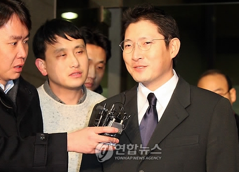 효성그룹 일가의 해외 부동산 취득 의혹과 관련 검찰에 소환돼 조사를 받은 조현준 효성 사장이 28일 오후 서울 서초동 중앙지검을 나서며 기자들의 질문에 답하고 있다. 2009.12.28